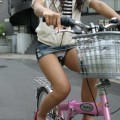 【パンチラエロ画像】自転車に乗っている女の子たちの股間が気にならないか！？ｗ