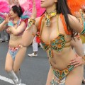 【サンバエロ画像】日本にもあった！本場さながらの衣装で踊るサンバ祭り！