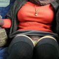 【電車パンチラエロ画像】向かいの席の女性のスカートの中が見えるように背をかがんでしまうのはオレだけか？