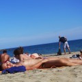 【ヌーディストビーチエロ画像】公衆の面前で裸体をさらすヌーディストたち！エロ過ぎるだろ！