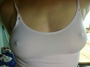 【胸ポチエロ画像】これぞノーブラ！女の子の胸元をよく見ると乳首がポチ！ｗｗｗ