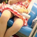 【電車内盗撮エロ画像】電車の中で女の子の胸元、股間狙ってみた結果ｗｗｗ