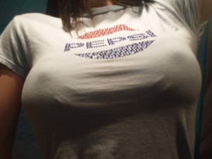 【胸ポッチエロ画像】女の子の胸元にあるこのポッチ！これの正体は！？草生えたｗｗ