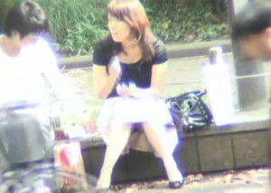 【エロ動画】都内で有名なパンチラスポットでミニスカ座り女子を監視！(;ﾟ∀ﾟ)=3
